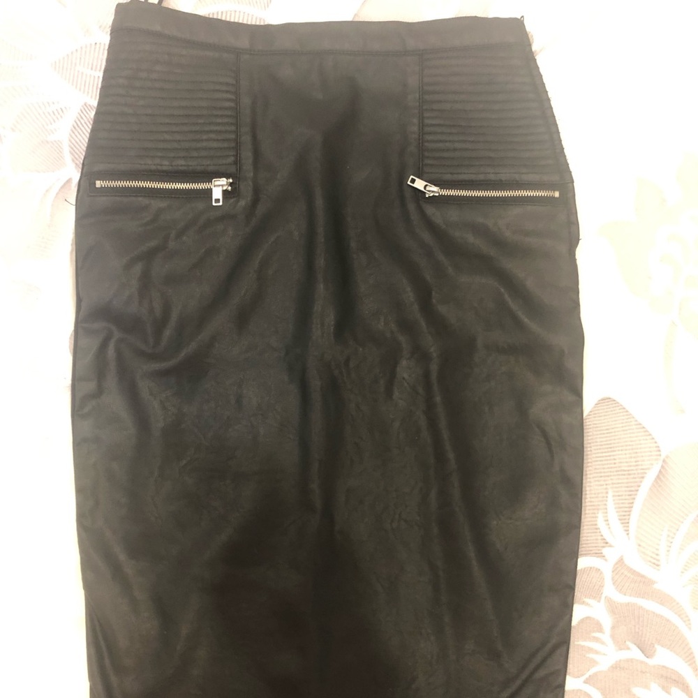 Fitted faux leather pencil skirt